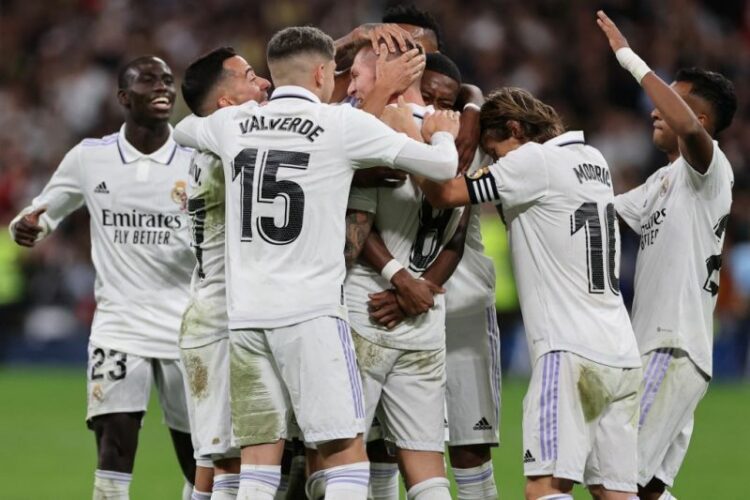 Gelandang Real Madrid Toni Kroos (tengah) merayakan golnya bersama rekan-rekan satu tim dalam pertandingan LaLiga Spanyol anrtara Real Madrid CF dan Cadiz CF di Stadion Santiago Bernabeu di Madrid pada 10 November 2022. (ANTARA/AFP/PIERRE-PHILIPPE MARCOU)