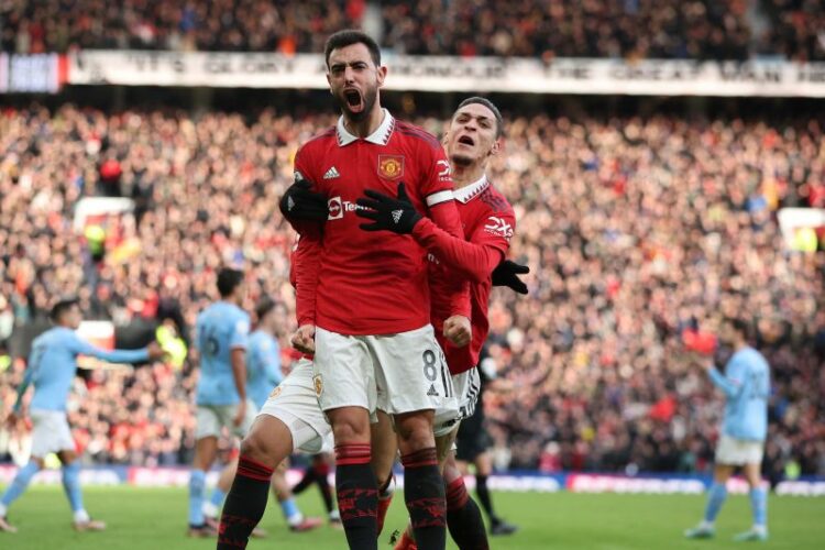 Selebrasi Bruno Fernandes setelah mencetak gol pertama Manchester United dalam pertandingan Liga Premier Inggris melawan Manchester City di Old Trafford, Manchester, Inggris, Sabtu (14/1). (Phil Noble/Reuters/Antara)
