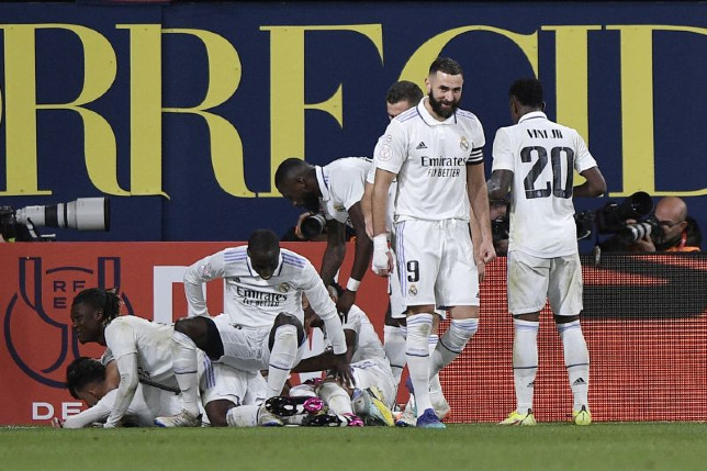 Pemain Real Madrid berselebrasi setelah menaklukkan Villarreal dalam pertandingan 16 besar Copa del Rey di Estadio de la Ceramica, Villarreal, Spanyok, Kamis (19/1). (Pablo Morano/Reuters/Antara)