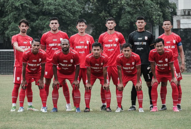 Starter Persis Solo di musim 2022/2023 dalam sebuah laga uji coba. berdiri dari kiri ke kanan: Gavin Kwan, Fabiano beltrame, Sutanto Tan, Kevin Gomes, M Riyandi, dan Ekky Taufik. Jongkok dari kiri ke kanan Abduh Lestaluhu, Andri Ibo, Christyna Bhagascara,