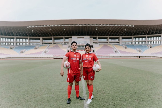 BABAK BARU: Kaesang Pangarep dan istri Erina Gudono di Stadion Manahan, belum lama ini. (PERIS SOLO OFFICIAL FOR RASO)