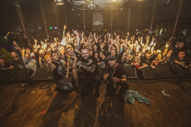 Booze & Glory siap konser di Indonesia. Kota Solo, Sleman, Sragen, Surabaya, Bandung, hingga Bali akan mereka sambangi