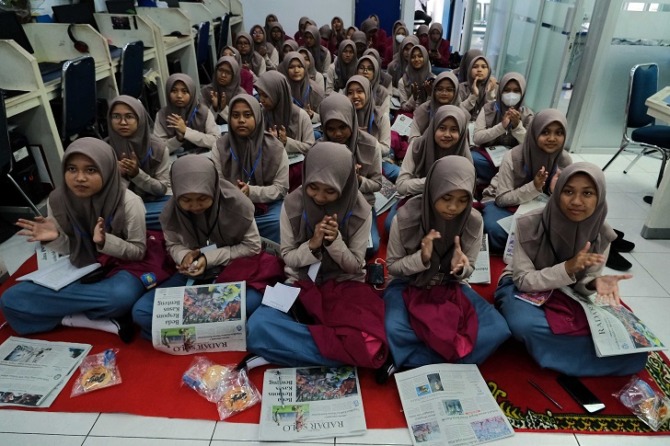 sebanyak 40  siswi MA NU Banat Kudus sharing tentang ilmu jurnalistik di kantor Radar Solo, Jumat (20/1/2023). (ARIEF BUDIMAN/RADAR SOLO)