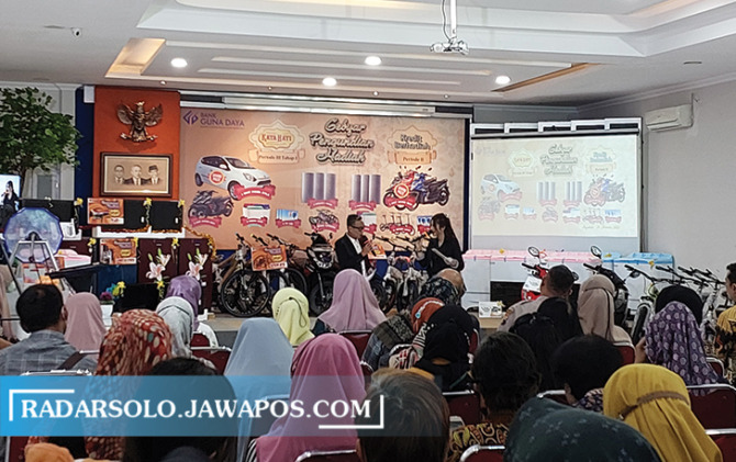 DAG-DIG-DUG: Bank Guna Daya melakukan pengundian tabungan Kata Hati dan Kredit Berhadiah, Kamis (26/1/2023). (RAGIL LISTYO/RADAR SOLO)