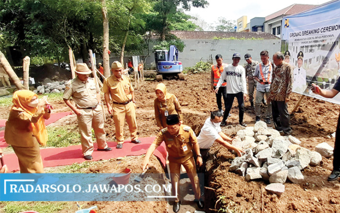 DIKEBUT: Bupati Juliyatmono melakukan peletakan batu pertama pembangunan kantor dispertan PP, Senin (2/1/2023). (RUDI HARTONO/RADAR SOLO)