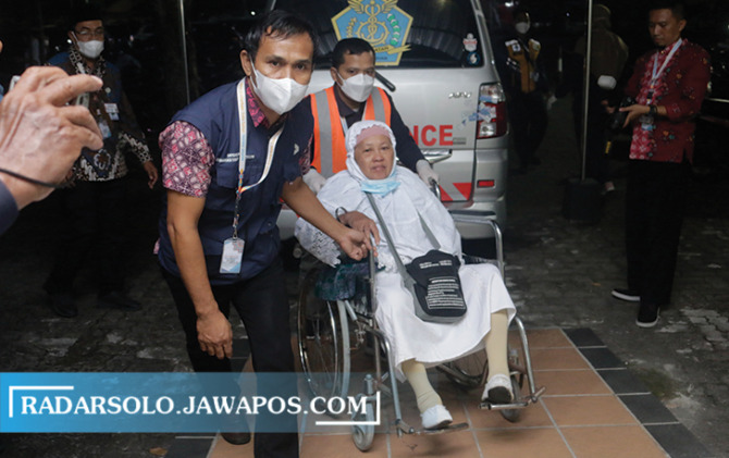 EFEK PANDEMI: Calon jamaah haji saat tiba di Asrama Haji Donohudan, 15 Juli tahun lalu. (M. IHSAN/RADAR SOLO)