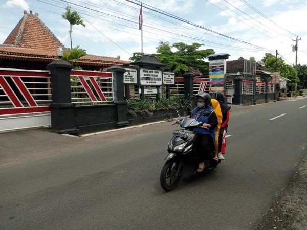 Pemotor melintas di depan Balai Desa Karangwuni, Kecamatan Polokarto, Sukoharjo, Jumat (6/1/2023). Desa setempat disebut-sebut bakal dilintasi proyek tol lingkar timur selatan Surakarta. (IWAN KAWUL/RADAR SOLO)