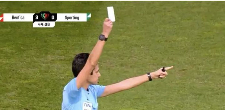 Wasit Catarina Campos mengeluarkan kartu putih dan diberikan kepada staf medis Benfica dan Sporting Lisbon. Ini merupakan sejarah baru dalam sepak bola seorang wasit memberikan kartu putih dalam pertandingan resmi. (Mundo Deportivo)