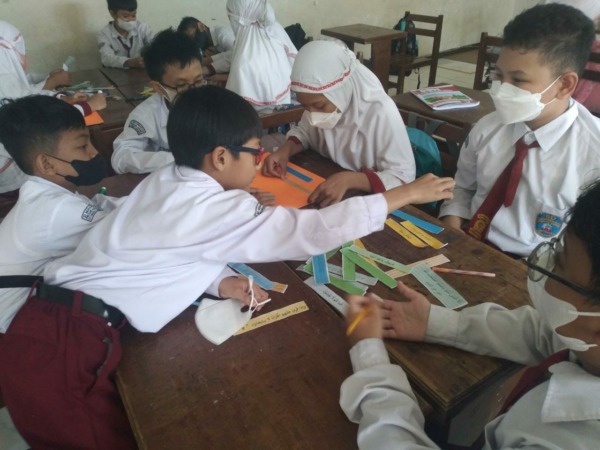 DIJAMIN PEMERINTAH: Pembelajaran di salah satu SD negeri di Kota Solo. (SPETIAN REFVINDA/RADAR SOLO)