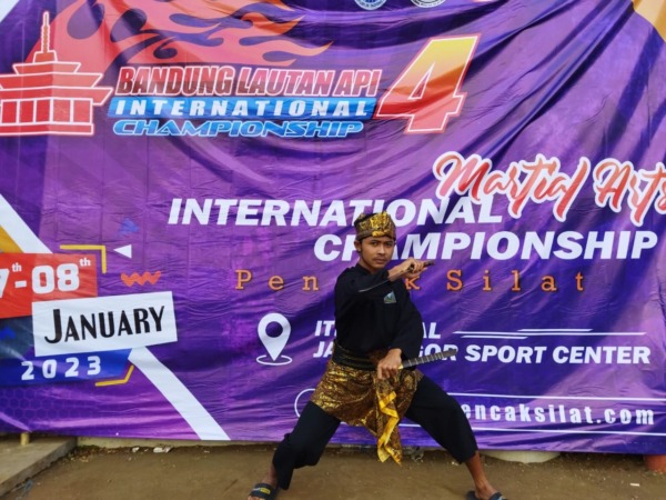 MEMBANGGAKAN: Mahasiswa ISI Surakarta Septa Dwisaat terjun di Kejuaraan Pencak Silat Internasional Championship 4 “Bandung Lautan Api” di GOR Futsal ITB Bandung, 7-8 Januari. Di kejuaraan ini dia meraih emas. (ISI SURAKARTA FOR RADAR SOLO)