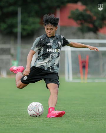PEMAIN LINCAH: Zanadin Fariz ketika berlatih bersama Persis Solo di Stadion Sriwedari. (PERSIS SOLO OFFICIAL)
