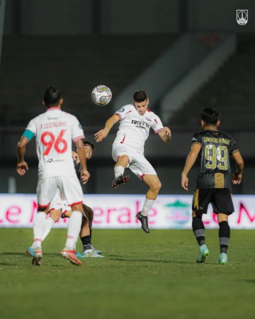 PEMAIN KUNCI: Gelandang Persis Solo Alexis Messidoro (tengah) tengah berebut bola dari kawalan pemain Dewa United di Indomilk Arena Tangerang (14/1). (PERSIS SOLO OFFICIAL)