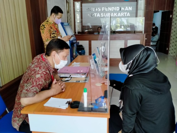 CARI INFORMASI: Pelayanan PPDB di kantor Disdik Kota Surakarta, saat tahun ajaran baru, belum lama ini. (SEPTIAN REFVINDA/RADAR SOLO)