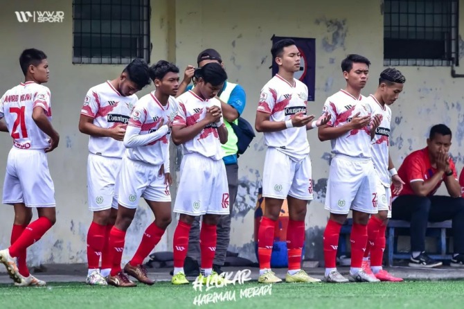 SITUASI YANG SULIT: Skuad PSIK Klaten berdoa saat terjun di ajang Liga 3 Zona Jawa Tengah, Desember tahun lalu. (PSIK KLATEN OFFICIAL)