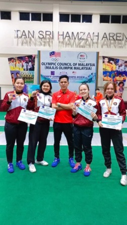 LEGA: Putri Faradilah (kedua dari kanan) dan Hendra Faradilah (ketiga dari kanan) di ajang SEAFF Championship 2023 di Negeri Jiran. (HENDRA FARADILAH FOR RASO)