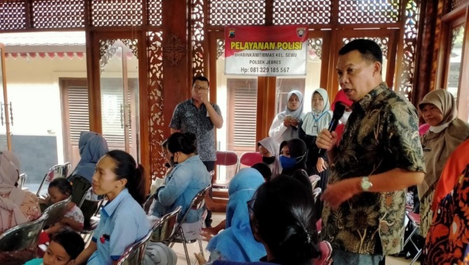 BERI ARAHAN: Wakil Wali Kota Surakarta Teguh Prakosa saat melakukan sosialisasi tentang stunting ke masyarakat, kemarin. (SEPTIAN REFVINDA ARGIANDINI/RADAR SOLO)