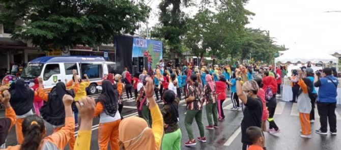 MULAI RAMAI: Beberapa masyarakat terlihat tengah berolahraga di gelaran CFD di ruas Jalan Ir Juanda, Pucangsawit, Minggu (8/1/2023). (ANTONIUS CHRISTIAN/RADAR SOLO)