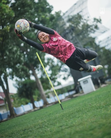 TERBANG: Fani Supriyanto saat berlatih dengan Persis Women belum lama ini. (PERSIS SOLO OFFICIAL)