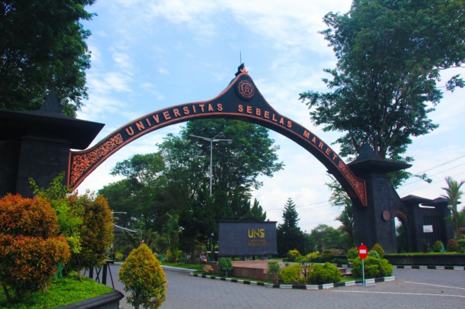 Gapura akses keluar-masuk UNS. (DOK.UNS)