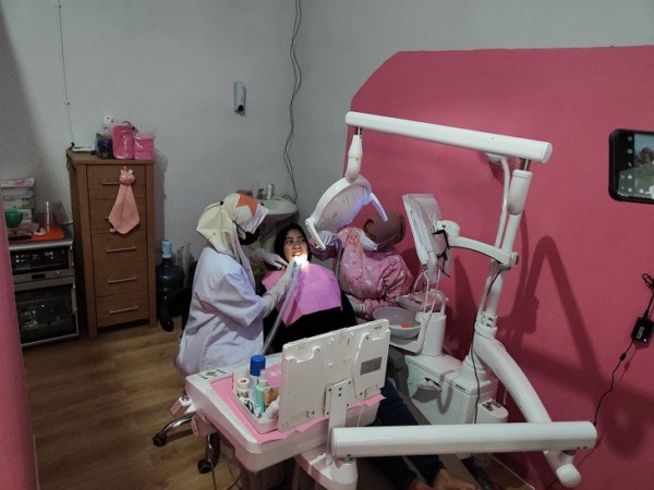 Perawatan gigi di Klinik Gigi Gigigo Dental Care Pabelan, Kartasura, Sukoharjo oleh tenaga ahli dan peralatan modern, Senin (30/1/2023). (SEPTINA FADIA PUTRI/RADAR SOLO)