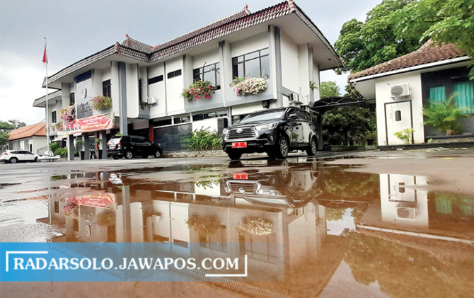 BANGUNAN LAMA: Kondisi gedung DPRD Karanganyar, Kamis (26/1/2023). Pimpinan DPRD mengusulkan rehabilitasi gedung ini pada 2025 mendatang. (RUDI HARTONO/RADAR SOLO)