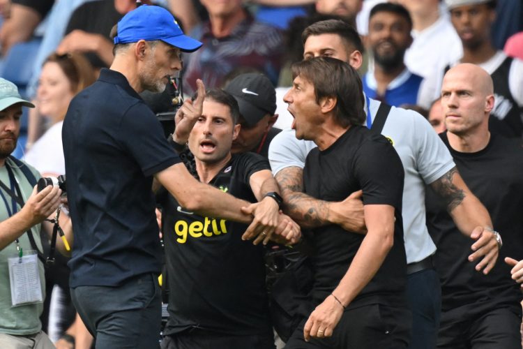 Pelatih Chelsea Thomas Tuchel dan pelatih Tottenham Hotspur Antonio Conte terlibat konfrontasi setelah laga dalam matchweek kedua Premier League di Stamford Bridge kemarin dini hari (15/8) WIB. (GLYN KIRK/AFP)