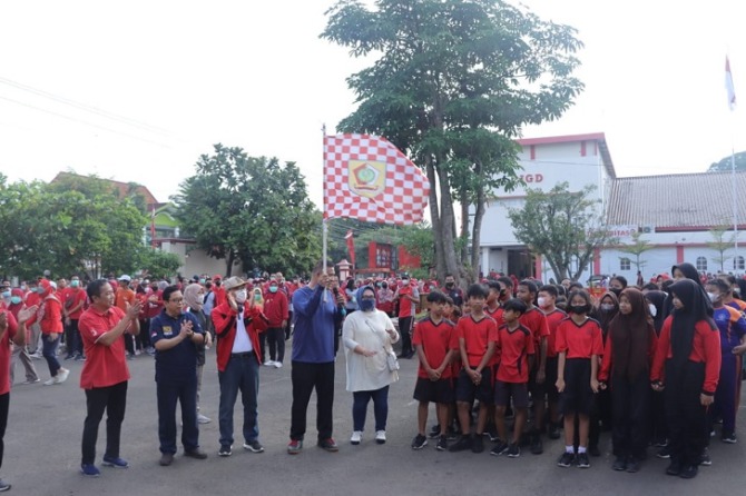 Kajari Wonogiri Porman Patuan Radot melepas peserta jalan sehat di halaman RSUD dr. Soediran Mangun Sumarso Wonogiri, Jumat (13/1/2023). (IWAN ADI LUHUNG/RADAR SOLO)