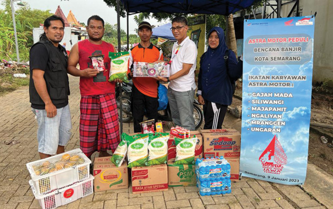 Main Dealer Astra Motor Jateng bersama jaringan dealer Astra Motor di Semarang dan sekitarnya menyalurkan bantuan untuk korban banjir di Meteseh, Tembalang.