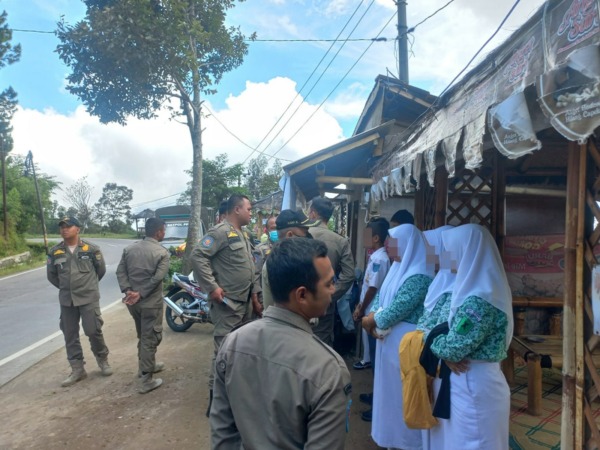 Satpol PP Boyolali saat melakukan penertiban pelajar yang kedapatan bolos sekolah, Kamis (12/1/2023). (RAGIL LISTIYO/RADAR SOLO)