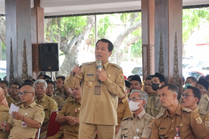 Bupati Wonogiri Joko Sutopo memberikan pengarahan kepada kades di pendapa rumah dinas Bupati Wonogiri, Senin (16/1/2023). (IWAN ADI LUHUNG/RADAR SOLO)