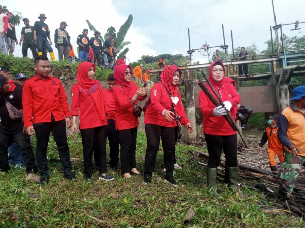 Bupati Sukoharjo Etik Suryani (kanan) galakkan penghijauan dan bersih-bersih daerah aliran sungai di Bendungan Siluwur, Tegalsari, Weru, Sukoharjo, Sabtu (28/1/2023). (IWAN KAWUL/RADAR SOLO)