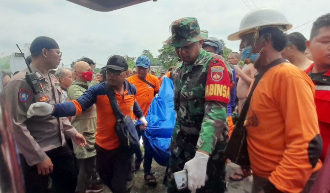 Evakuasi mayat Rukiyo, warga Dusun Silamat, Desa Jetis, Kecamatan Jaten, yang tenggelam di anak Sungai Bengawan Solo, desa setempat, Minggu (29/1/2023). (RUDI HARTONO/RADAR SOLO)