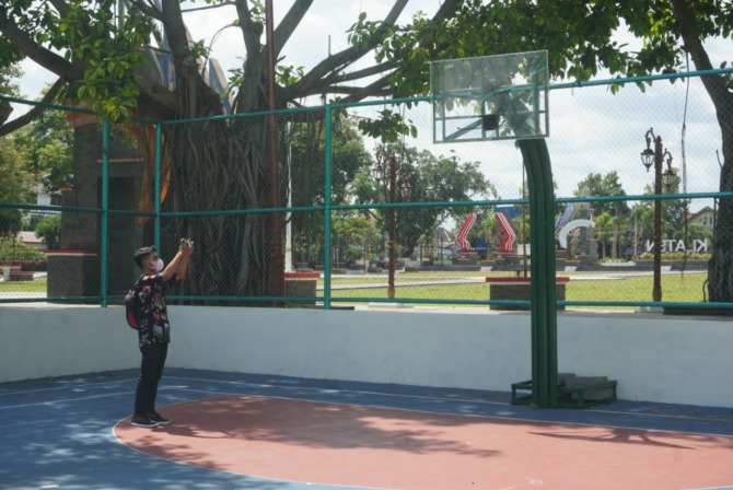 ADA APAKAH: Ring basket di Alun-Alun Klaten yang kondisinya mengalami kerusakan sebanyak 7 kali jadi sorotan DPRD Klaten. (ANGGA PURENDA/RADAR SOLO)