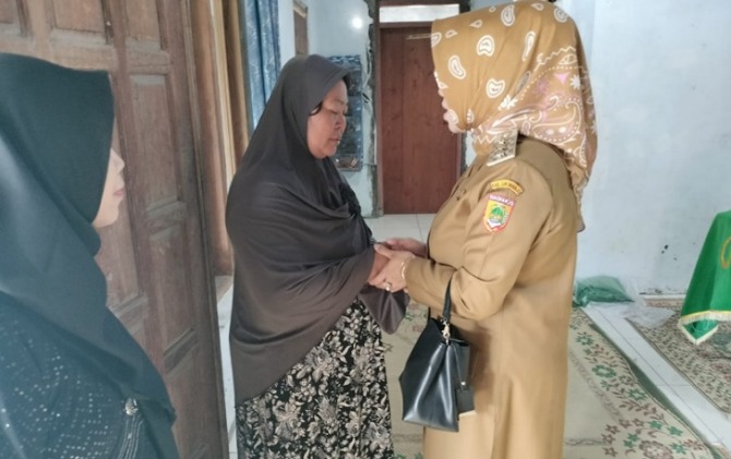 Bupati Sukoharjo Etik Suryani menyampaikan duka cita atas meninggalnya relawan PMI saat bertugas. Bupati juga memberikan santunan kepada keluarga korban. (IWAN KAWUL/RADAR SOLO)
