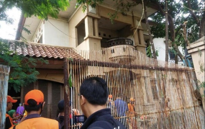 Ibu Eny Sukaesih menempati rumah mewah yang terbengkalai di Kompleks PLN Klender Jl. Peron No.48 RT 006 RW 02, Jatinegara, Cakung, Jakarta Timur selama puluhan tahun.