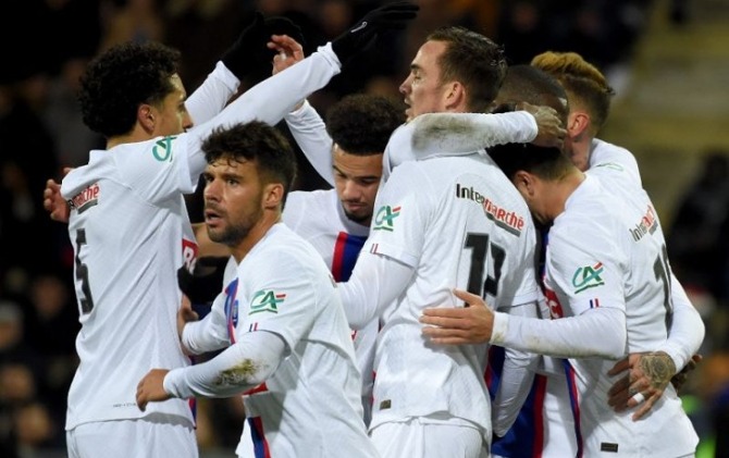 Pemain Paris Saint-Germain (PSG) merayakan gol mereka ke gawang Châteauroux dalam babak 64 besar Piala Prancis di Stadion Gaston-Petit di Chateauroux, Prancis, Jumat malam (6/1). (ANTARA/AFP/GUILLAUME SOUVANT)