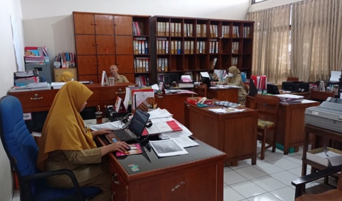 Personel Badan Kepegawaian Daerah Wonogiri beraktivitas sehari-sehari. (IWAN ADI LUHUNG/RADAR SOLO)