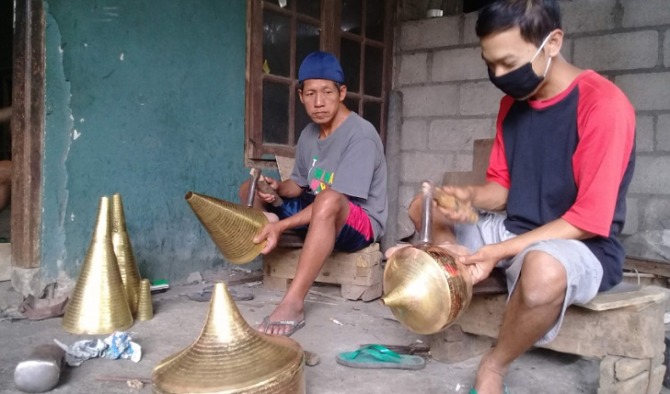 Proses pembuatan kerajinan berbahan tembaga di Tumang, Cepogo, Boyolali, Minggu (8/1/2023). (RAGIL LISTIYO/RADAR SOLO)