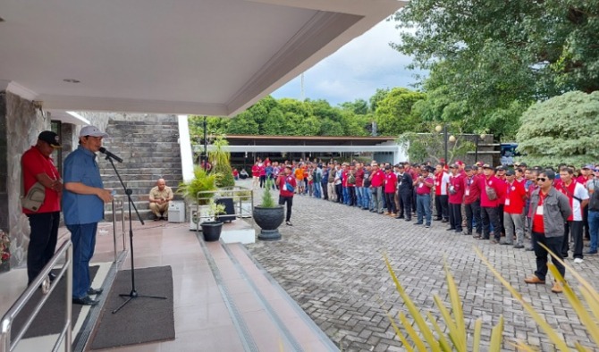 Ketua DPRD Boyolali Marsono melepas PPDI yang berangkat silaturahmi nasional Persatuan Perangkat Desa Indonesia di Jakarta, Selasa (24/1/2023). (RAGIL LISTIYO/RADAR SOLO)