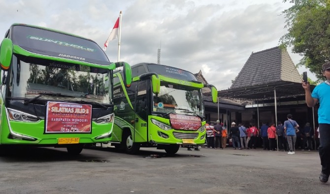 Bus yang akan mengantarkan ratusan perangkat desa ke Jakarta terparkir di halaman Pendapa rumah dinas bupati Wonogiri Selasa sore (24/1/2023).
