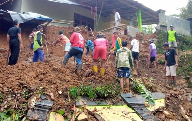 Warga gotong royong membersihkan longsoran talud di Jatisawit, Jatiyoso, Karanganyar.