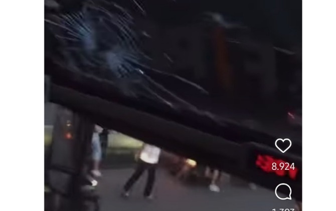 Kondisi bus yang ditumpangi penggawa dan oficial Persis Solo tampak pecah di bagian kaca depan akibat lemparan batu. (Instagram @gavinkwanadsit)