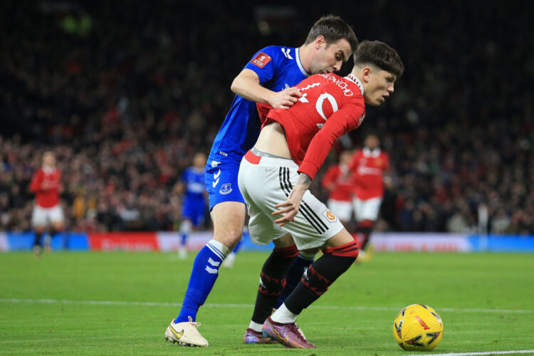 Alejandro Garnacho dibayangi bek kanan Everton Seamus Coleman dalam putaran ketiga Piala FA di Old Trafford (7/1). (LINDSEY PARNABY/AFP )