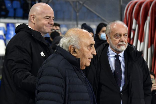 Presiden Napoli Aurelio De Laurentiis (tengah) selalu memilih tempat duduk random kala menyaksikan timnya tampil. (AFP)