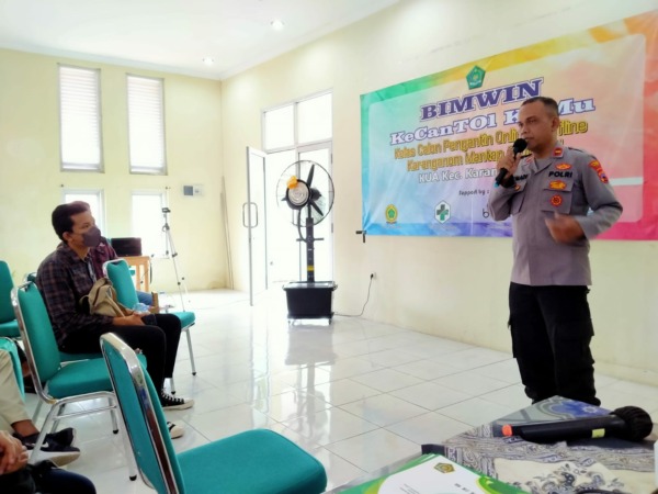TEKAN PERCERAIAN: Jajaran Polsek Karanganom saat memberikan materi terkait KDRT dalam bimbingan perkawinan pada program Kecantol Kamu (DOKUMENTASI KUA KARANGANOM)