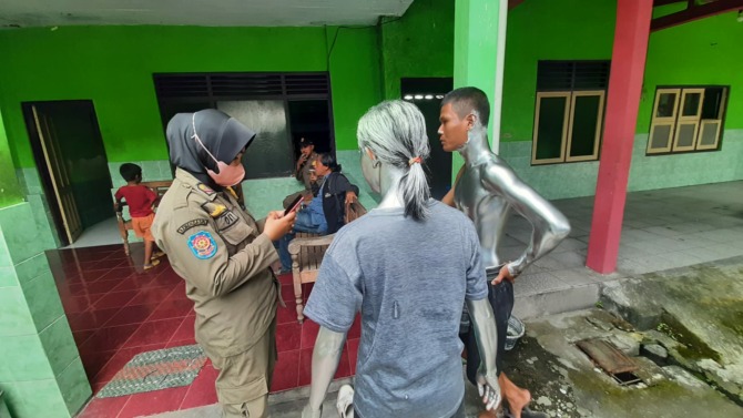 TINDAK TEGAS: Satpol PP Klaten mengamankan dua manusia silver di Jalan Solo-Jogja. (DOK. SATPOL PP KLATEN)