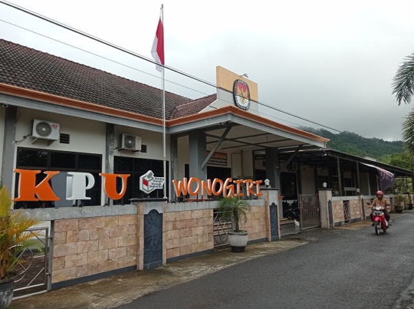 Memasuki tahun politik, kantor KPU Wonogiri menjadi lebih sibuk. (IWAN ADI LUHUNG/RADAR SOLO).