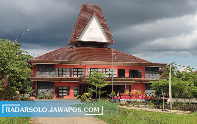 LENGANG: Kantor Disdikbud Wonogiri yang masih dipimpin Plt, Selasa (17/1/2023). (IWAN ADI LUHUNG/RADAR SOLO)