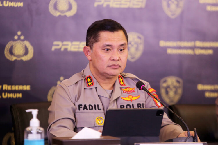 Kapolda Metro Jaya Irjen Pol Fadil Imran  memberikan keterangan pers terkait kasus pembunuhan di Bekasi, Jakarta, Kamis (19/01/2023). Polisi mengungkapkan kasus sekeluarga yang tewas di Bekasi ternyata bukan keracunan, melainkan dibunuh menggunakan racun