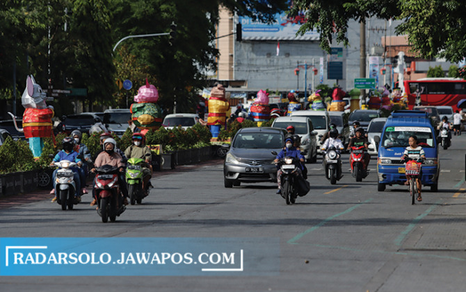 SEMARAK: Kawasan Pasar Gede dipenuhi lampion menyambut perayaan Imlek. (M. IHSAN/RADAR SOLO)